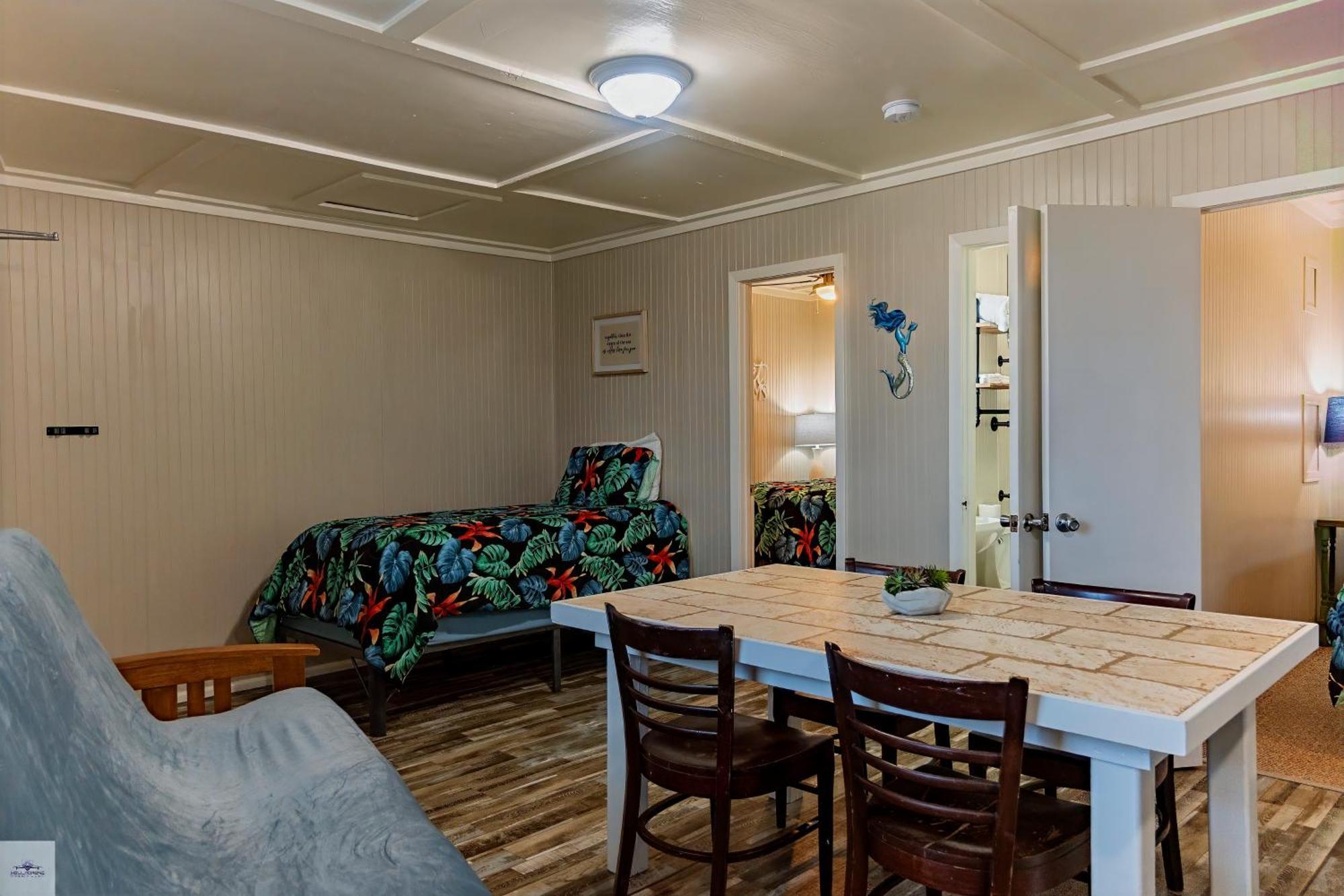 Blue Dolphin Inn And Cottages Grand Isle Exteriér fotografie