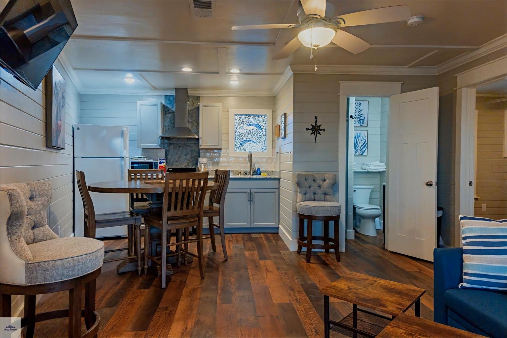 Blue Dolphin Inn And Cottages Grand Isle Exteriér fotografie