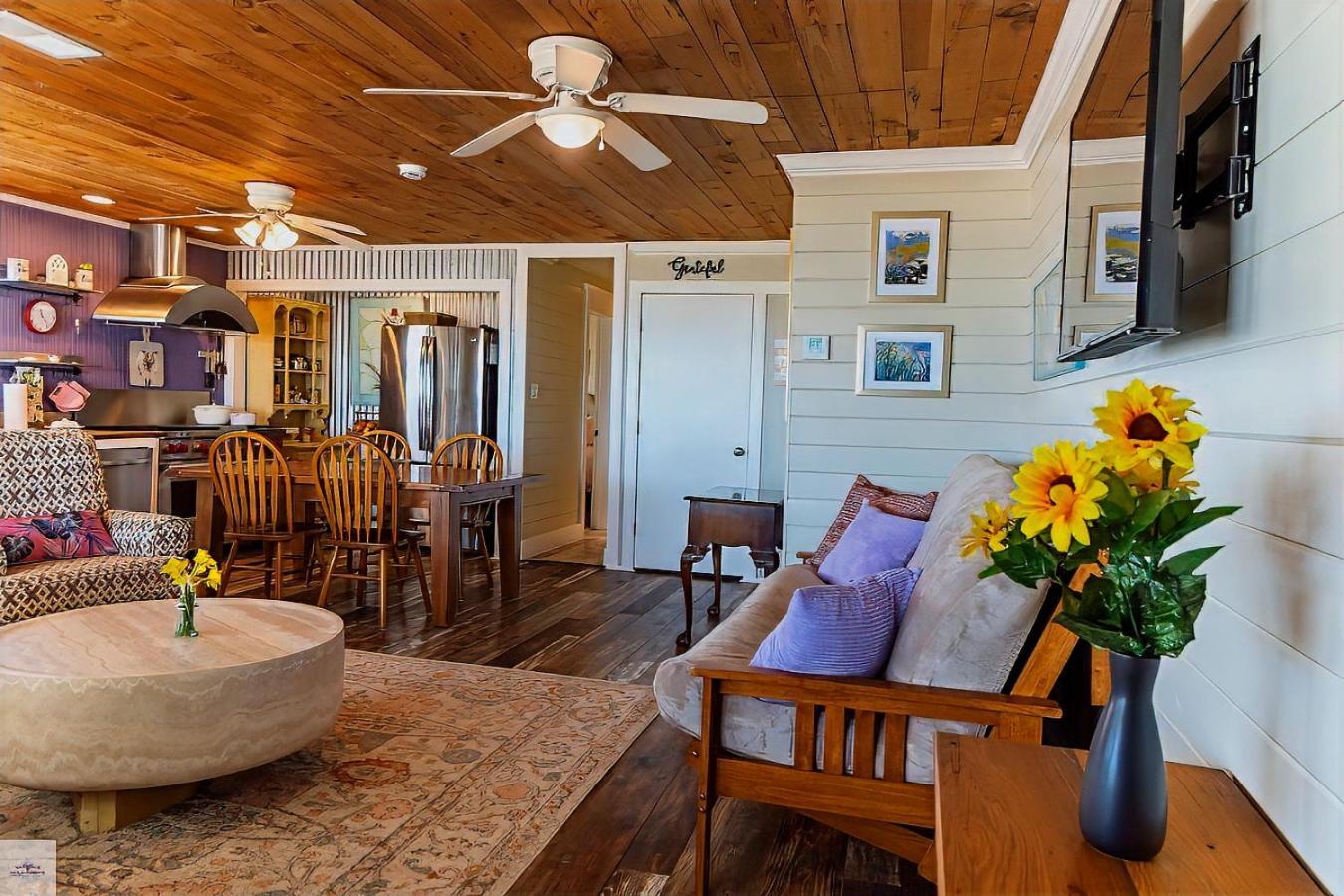 Blue Dolphin Inn And Cottages Grand Isle Exteriér fotografie